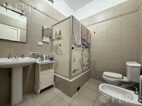 Venta casa 5 ambientes con cochera en Sarandi
