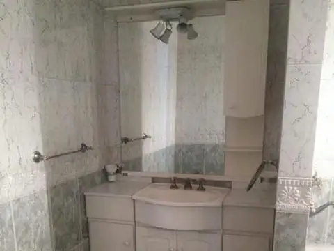 CASA  MULTIFAMILIAR: PB CASA 4 AMB. PA DEPTO. 3 AMB. AMPLIOS