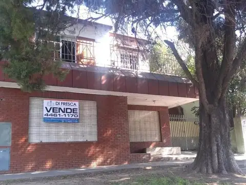 CASA  MULTIFAMILIAR: PB CASA 4 AMB. PA DEPTO. 3 AMB. AMPLIOS