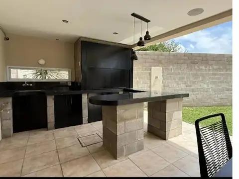 Casa 5 ambientes con 3 baños