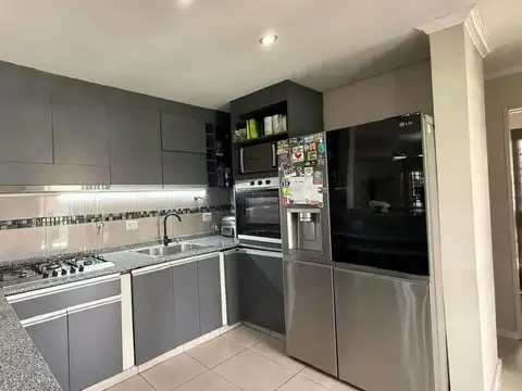 EXCELENTE PROPIEDAD EN FRANCISCO ALVAREZ DE 5 AMBIENTES