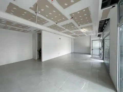 Local comercial a estrenar con gran vidriera en imperdible ubicación