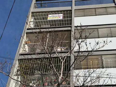 Caseros 100
