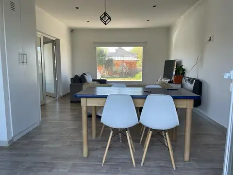 Casa 4 ambientes con 2 baños