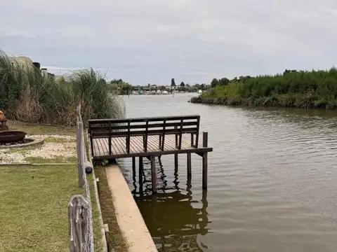 Casa en Venta en Barrio Nautico Canal, USD 495.000