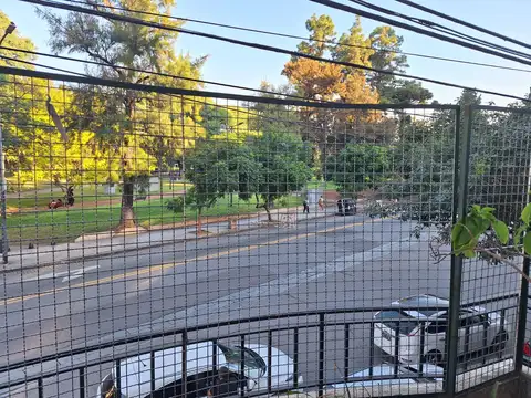 PISO DE 4 AMBIENTES FRENTE AL PARQUE, PRIMER PISO POR ESCALERA, 128 M2 TOTALES