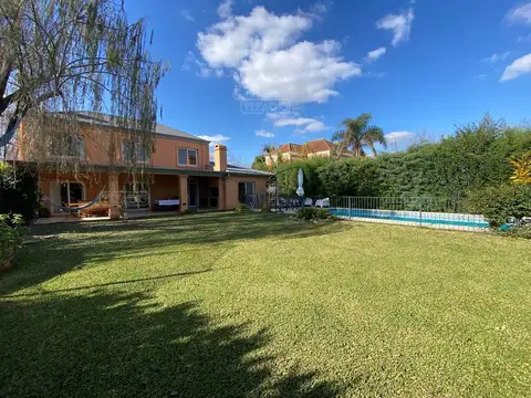 Casa 6 ambientes con 4 baños
