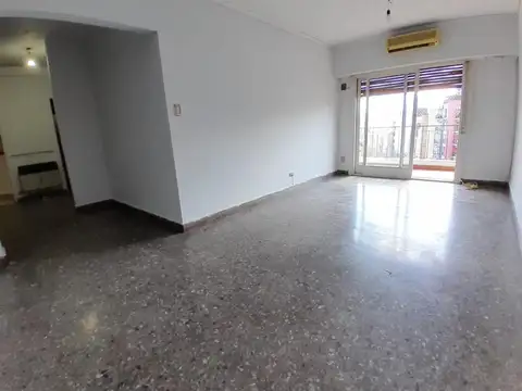 3 AMBIENTES AL CONTRAFRENTE CON BALCON