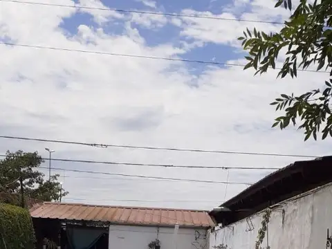 Vendo muy buena propiedad con 2 departamentos, pileta, patio 