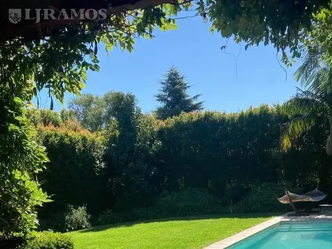 Casa en Venta con 2 cocheras