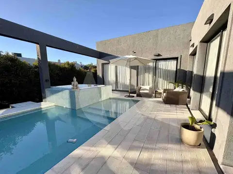 Casa en Venta con 4 cocheras