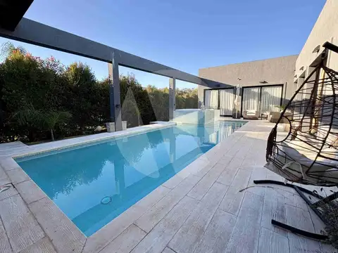 Casa en Venta con 4 cocheras