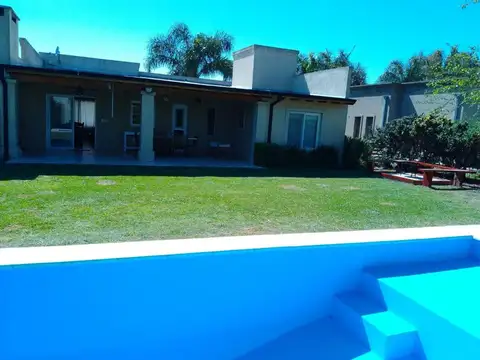 Casa con parque y pileta en La Cuesta