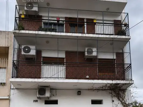 PH con Local o Consultorio al Frente   Vivienda / Entrada Independiente.