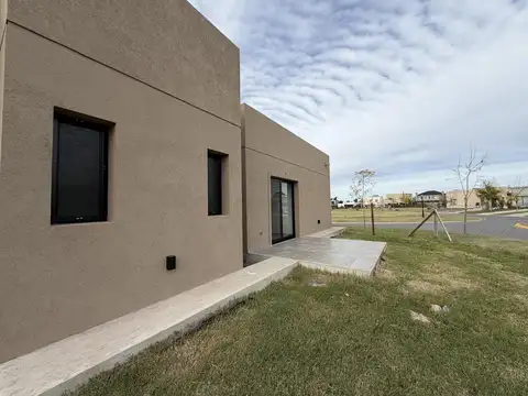 Casa en Alquiler con 3 cocheras
