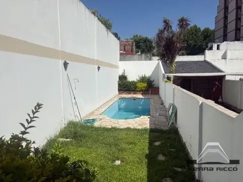 Casa en venta c/ cochera en Villa del Parque