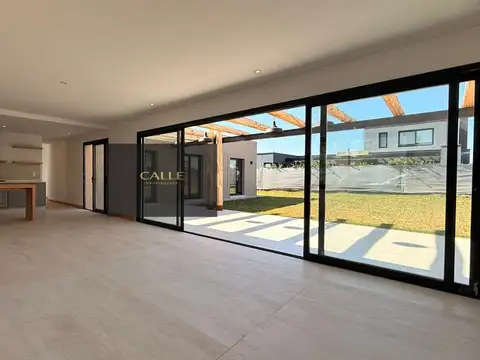 Casa en venta c/ cochera en Luján de Cuyo