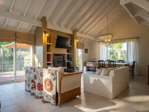 Casa en Venta con 2 cocheras