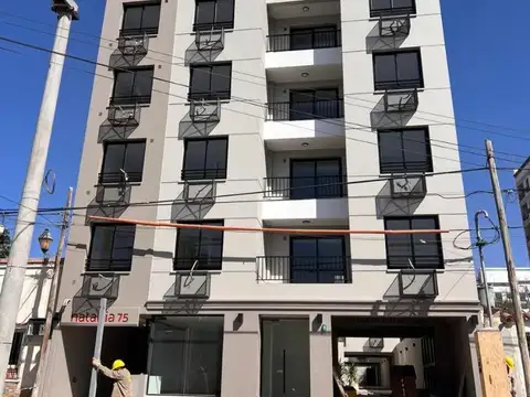 Venta de departamento de dos dormitorios con cochera