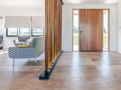 Casa en Venta - 3 Dormitorios 4 Baños - 270mts - Chacras de la Trinidad