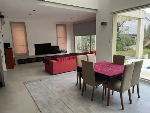 Casa 4 ambientes con 3 baños