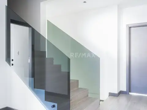 Casa en Alquiler con 4 cocheras