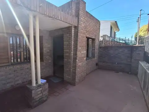 Se vende casa 2 dorm en  B° Acosta + Monoambiente