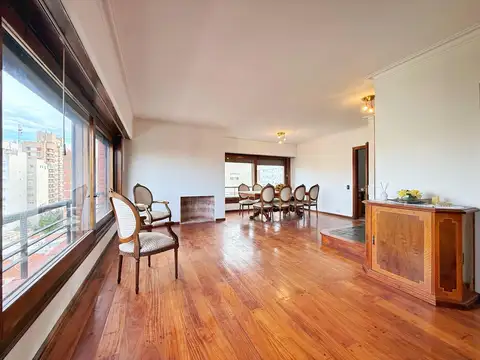 Piso 4 ambientes con dependencia y cochera · La Perla