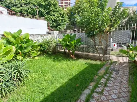 PH al frente independiente con jardín en Lanús Este sin expensas.