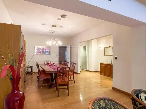 Casa en Alquiler con 2 cocheras