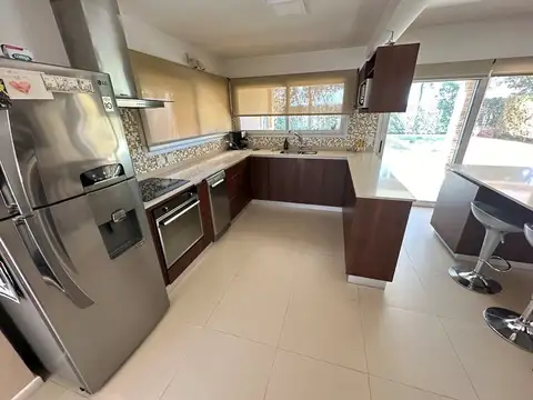 Casa en Alquiler con 4 cocheras
