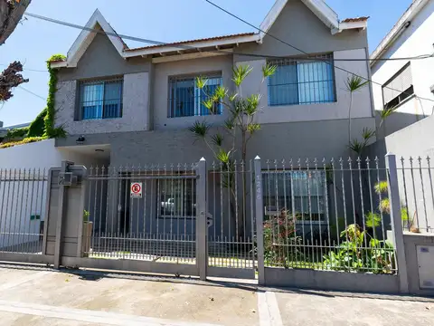 Venta casa 5 ambientes con jardín, piscina y garaje en Haedo.