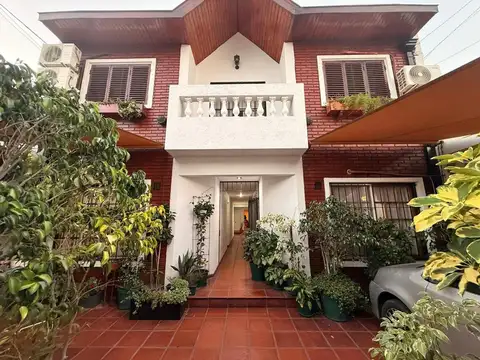 Amplio PH de 5 ambientes con 2 Patios y Parrilla en complejo