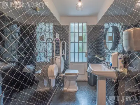 Casa 8 ambientes con 7 baños
