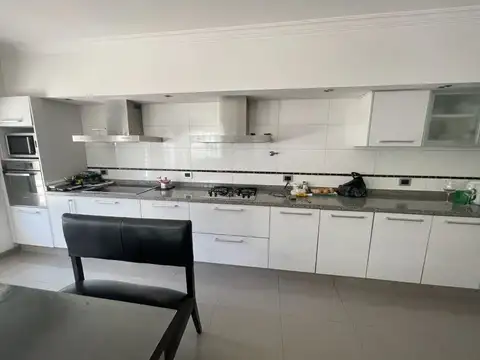 Casa en Venta con 3 cocheras