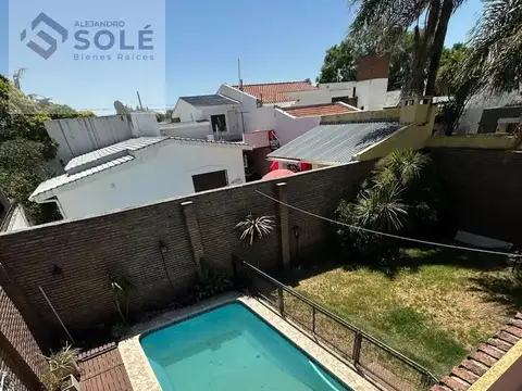 Casa 8 ambientes con 4 baños