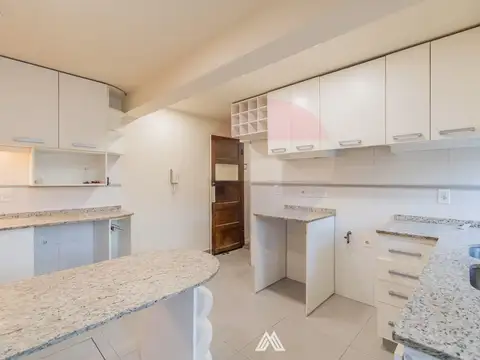 Casa 9 ambientes con 3 baños