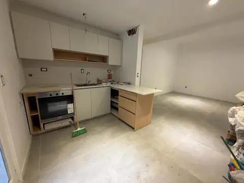 Venta Dpto de pasillo reciclado de dos dormitorios con patio y terraza