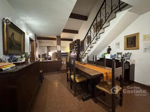 A 1/c de Av. Maipú, Chalet Clásico en 2 Plantas con Fondo y Garaje