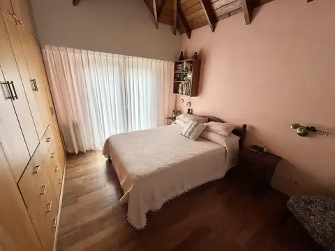 Chalet 5 ambientes en muy buen estado.