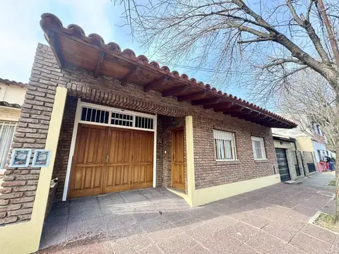 Chalet 5 ambientes en muy buen estado.