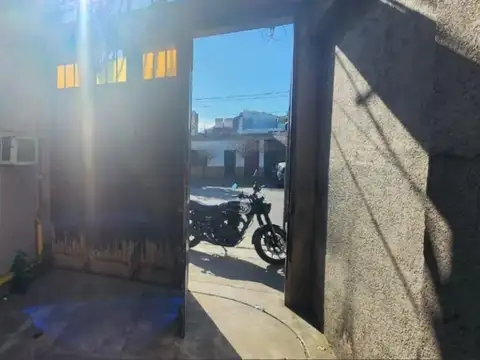 VENTA DE GALPON DE 411M2 CON OFICINAS Y VESTUARIOS