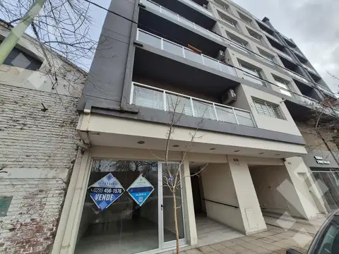 Alquiler local comercial con cochera zona centro de Cipolletti