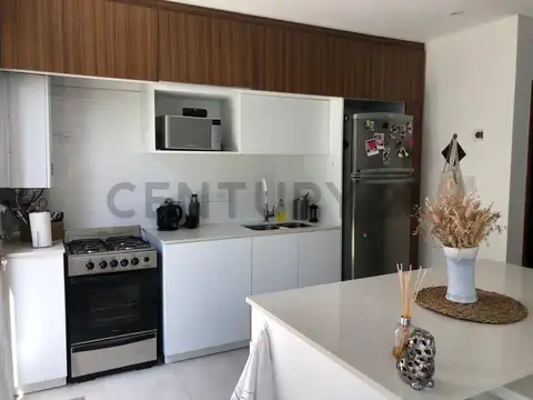 Casa en Alquiler con 2 cocheras