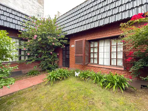 Casa 4 ambientes con 2 baños
