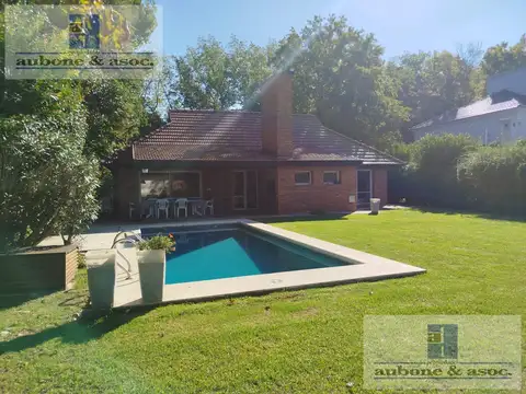 Casa en Alquiler con 2 cocheras