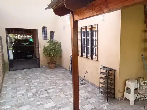 Casa en Venta con 3 cocheras