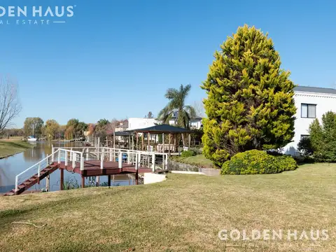 Casa Venta/ 5 ambientes/  Isla Del Este