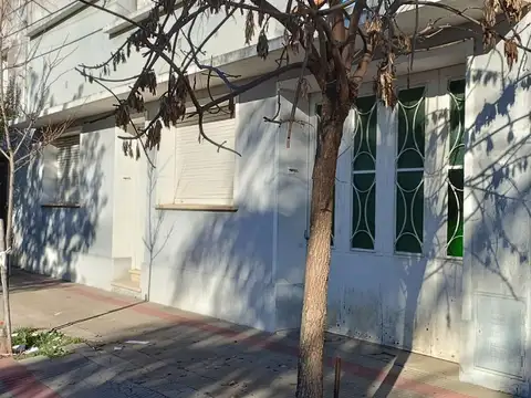 Casa 2 dormitorios, terraza, cochera y patio. Frente 14.43