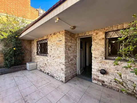Casa 6 ambientes con 2 baños